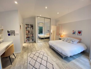 5 室のベッドルーム、アイロン / アイロン台、WiFi、ベッドシーツ