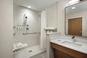 Une salle de bain moderne équipée d’une douche, de toilettes et d’un lavabo.