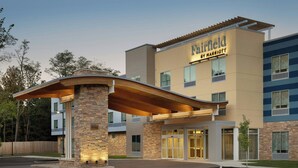 A Fairfield by Marriott hotel with a modern design, featuring a prominent entrance, a covered area with a wooden canopy, and a stone facade. - Fairfield by Marriott Inn & Suites Oxford (Oxford)