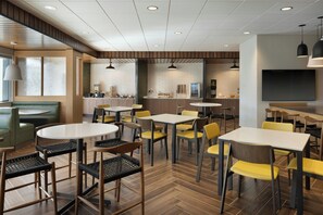 Free daily buffet breakfast  - Fairfield by Marriott Inn & Suites Oxford (Oxford)