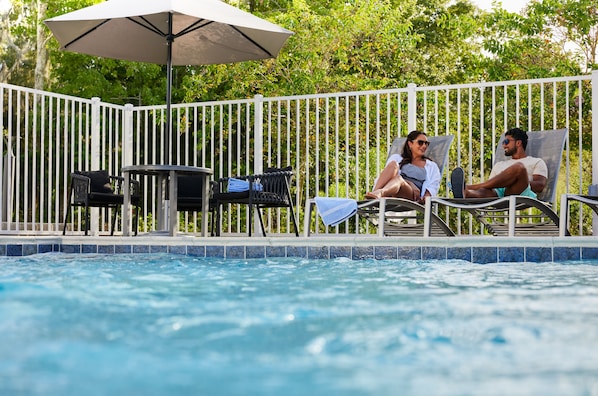Piscina externa sazonal, guarda-sóis, espreguiçadeiras