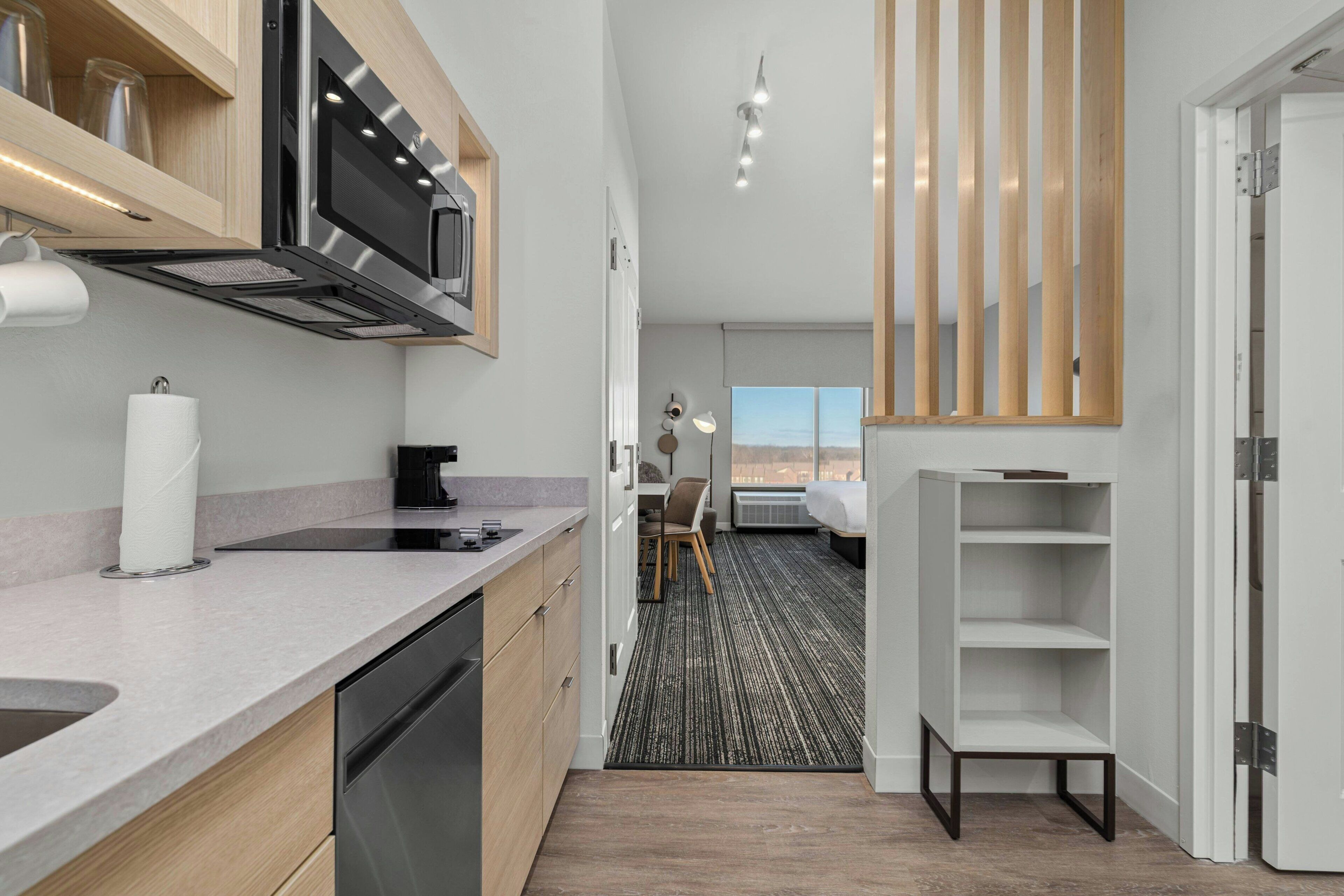 Skrivebord, blendingsgardiner, strykejern/-brett og reiseseng for barn