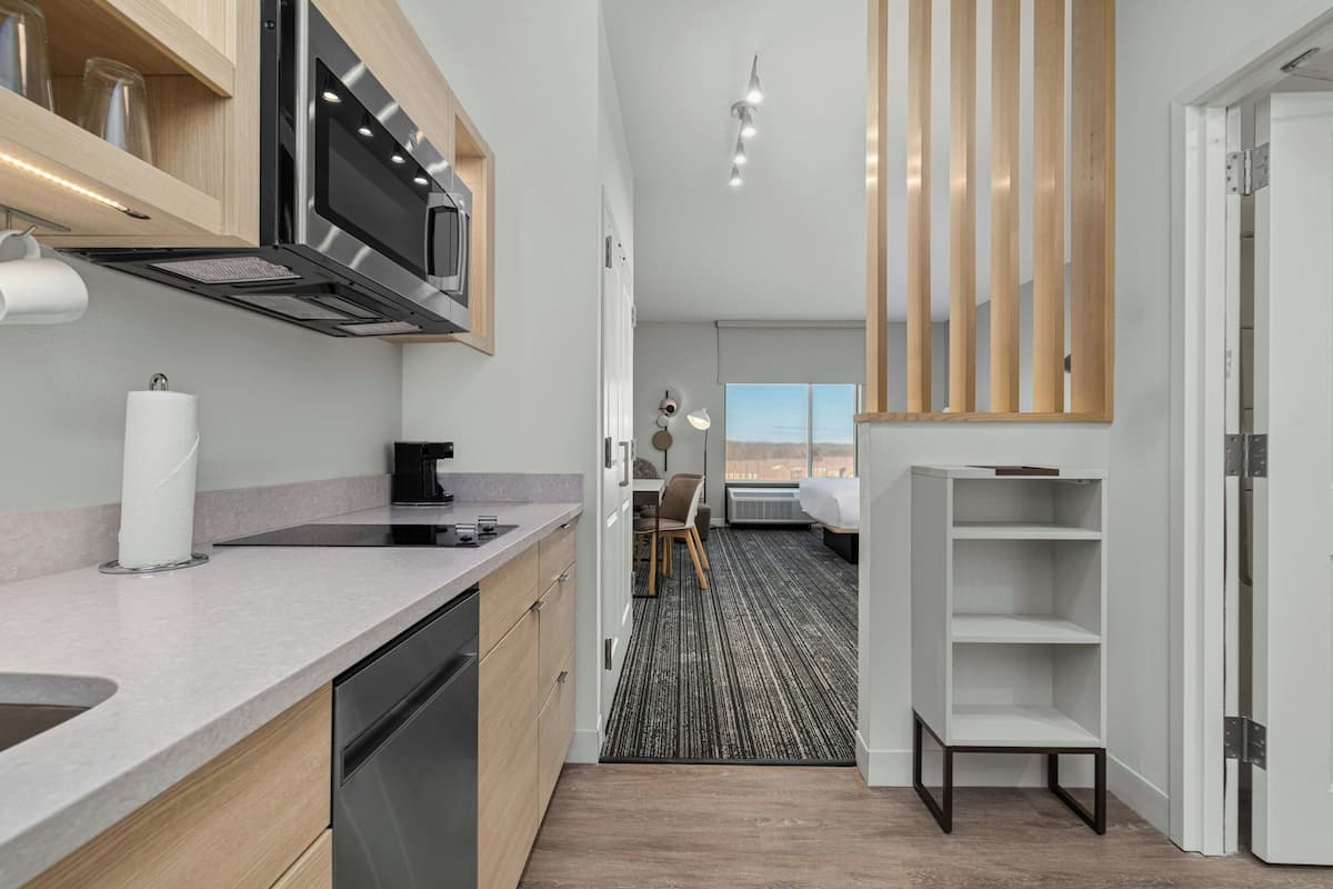 Skrivebord, blendingsgardiner, strykejern/-brett og reiseseng for barn