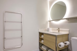 Secador de cabelo, toalhas de banho, sabonete, shampoo