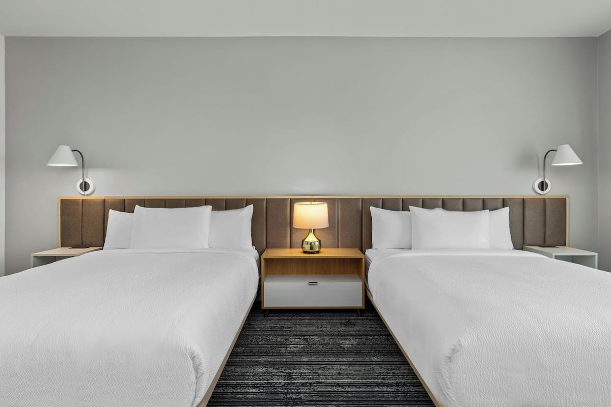 Escritorio, cortinas blackout y tabla de planchar con plancha