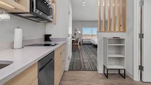 Een moderne keuken met inbouwapparatuur, een eethoek met uitzicht en een minimalistisch design.