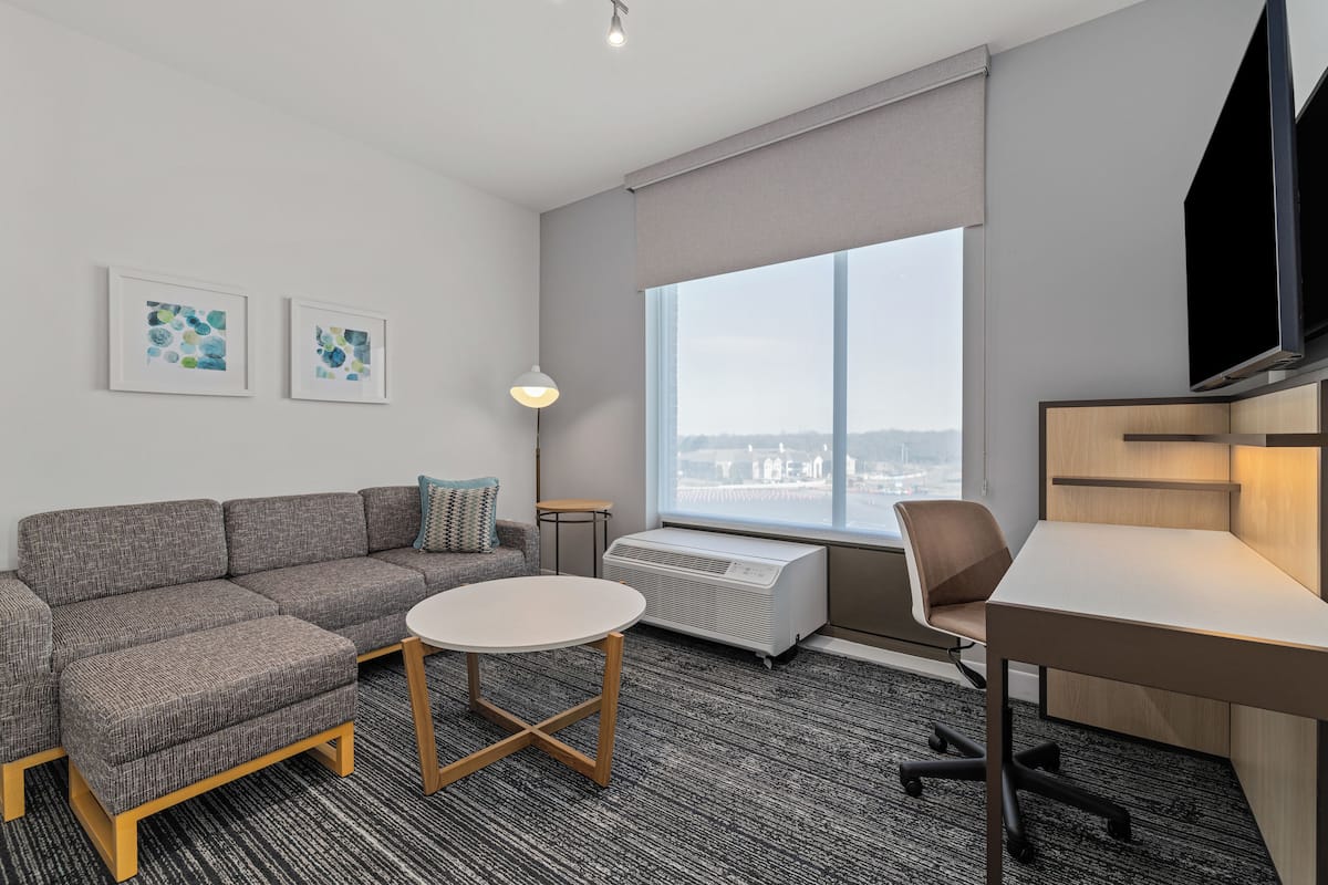 책상, 암막 커튼, 다리미/다리미판, 여행용 아기침대