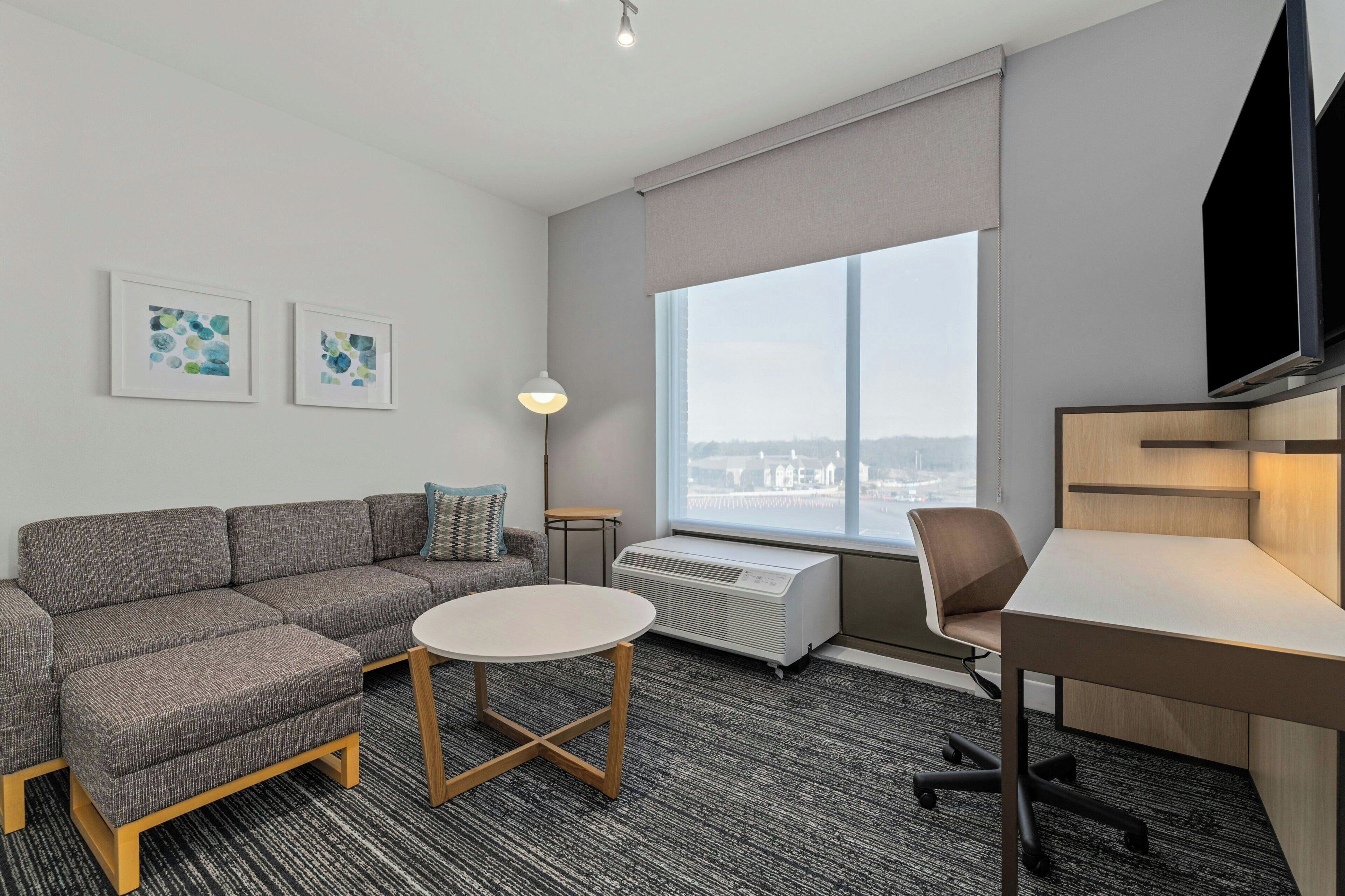 En 50-tommers LCD-TV med kabel-kanaler samt Netflix og strømmetjenester