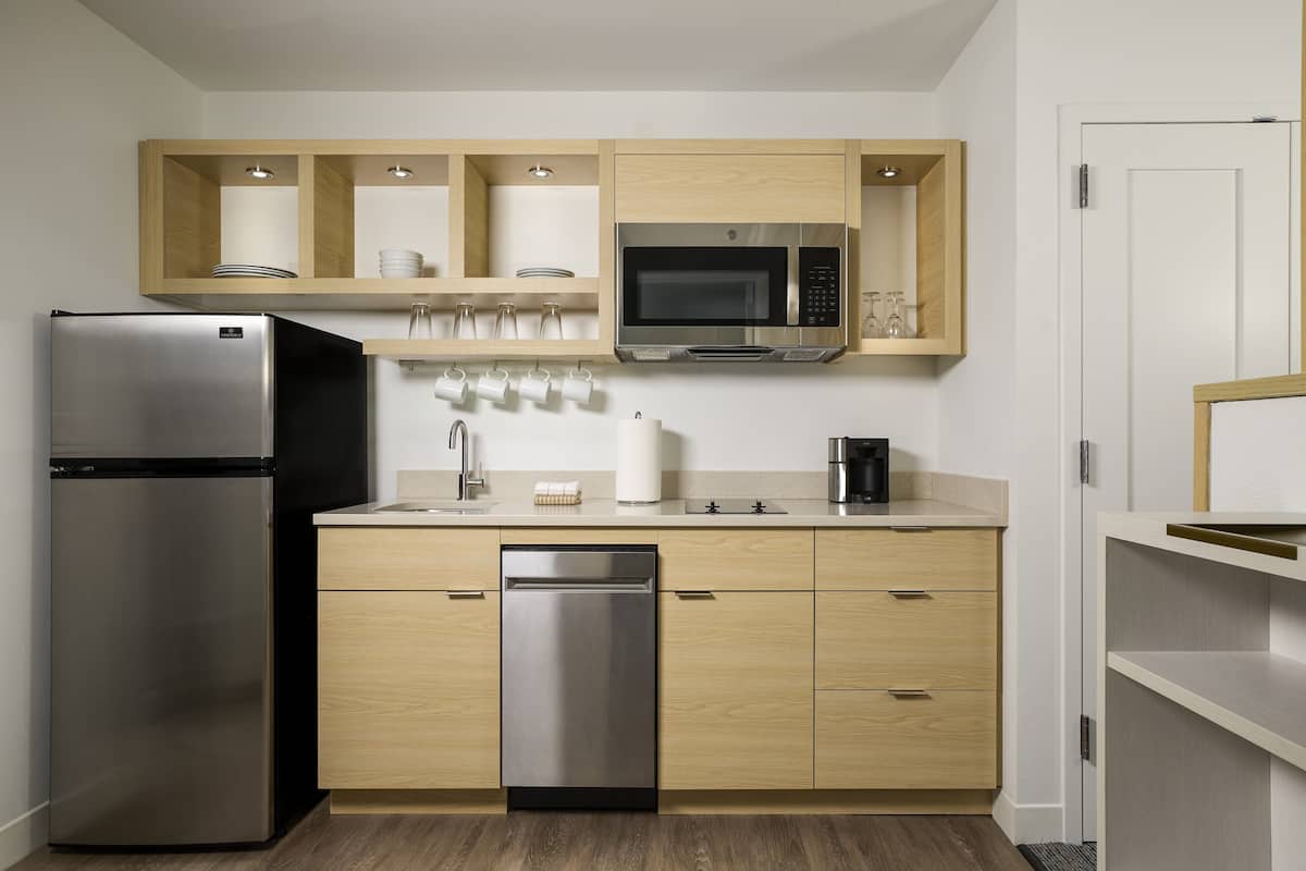 Full-size fridge, microwave, stovetop, dishwasher