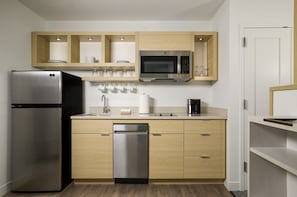 Geladeira grande, micro-ondas, cooktop, lava-louças