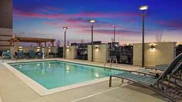 Seasonal outdoor pool, pool umbrellas, sun loungers