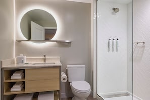 Secador de cabelo, toalhas de banho, sabonete, shampoo
