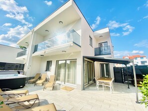 Terrace/patio - Mala Perla - stylish vacation home with whirlpool, barbecue & close to the beach! (Srima)