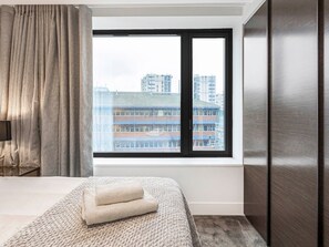 1 habitación, tabla de planchar con plancha, wifi gratis y ropa de cama