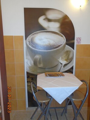 Quarto casal com design assinado | Cozinha privada | Geladeira, máquina de café expresso, chaleira elétrica