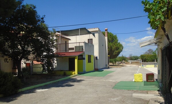 Vista frontal de la propiedad
