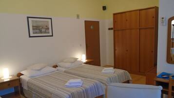 Basic-Dreibettzimmer, Parkblick | Schreibtisch, Bügeleisen/Bügelbrett, kostenloses WLAN, Bettwäsche