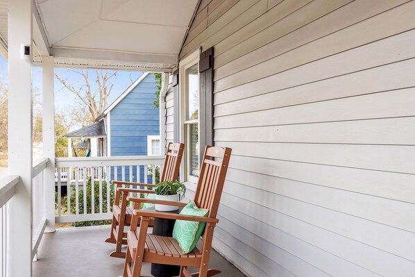 Property grounds - Charming 2BR Walkable to Swamp Rabbit Trail (Greenville)