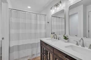 Hair dryer, towels, soap, toilet paper - Charming 2BR Walkable to Swamp Rabbit Trail (Greenville)