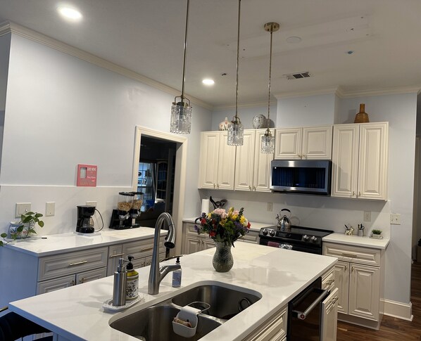 Frigorifero, microonde, forno, piano cottura