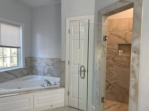 Shower, hair dryer, towels, soap - Charming Masters Rental: 5BR Home Near Augusta National (Martinez)