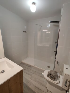 Shower, hair dryer, towels, soap - Arenal Centro - Apartment (Sevilla)