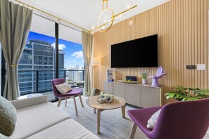 Smart TV - 3005 - Luxury 2-Bedroom Apartment with Exclusive Mural, Pool, Gym and PS5! (Miami)