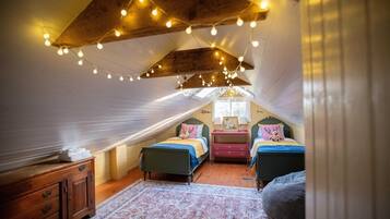 4 bedrooms, iron/ironing board, free WiFi, bed sheets