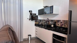 Großer Kühlschrank, Mikrowelle, Ofen, Herdplatte