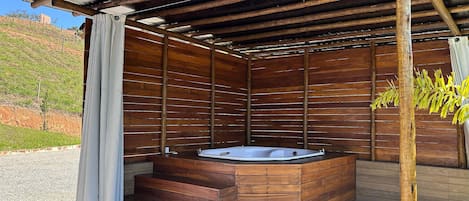 Cabin | Outdoor spa tub