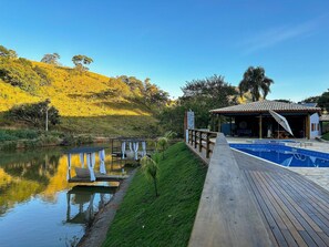 Una piscina al aire libre