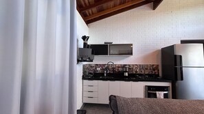 Grand réfrigérateur, micro-ondes, four, plaque de cuisson