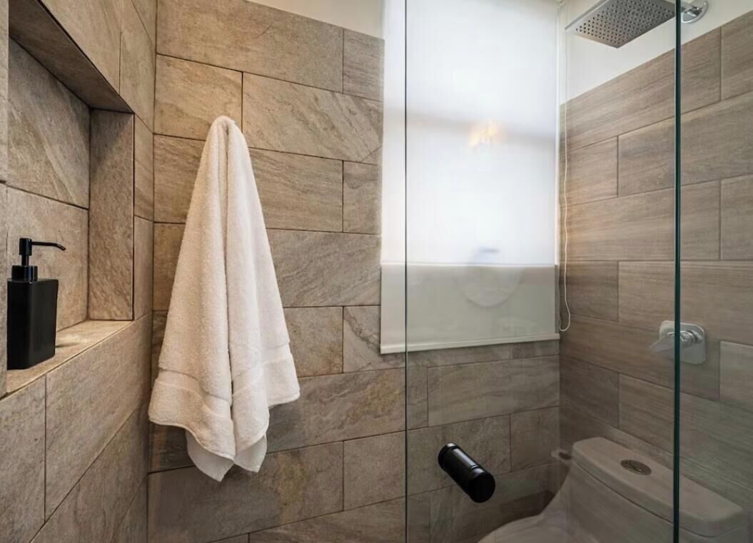 Douche, sèche-cheveux, serviettes fournies, savon