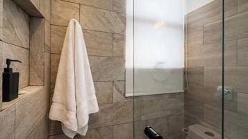Douche, sèche-cheveux, serviettes fournies, savon
