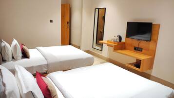 Quarto luxo, 2 camas de solteiro | Escrivaninha, espaço de trabalho para notebook, cortinas blackout