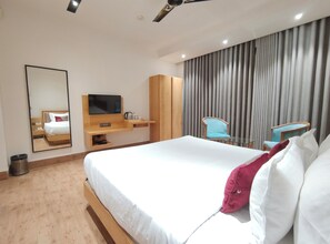 Habitación Premium | Escritorio, espacio para trabajar con laptop y cortinas blackout 