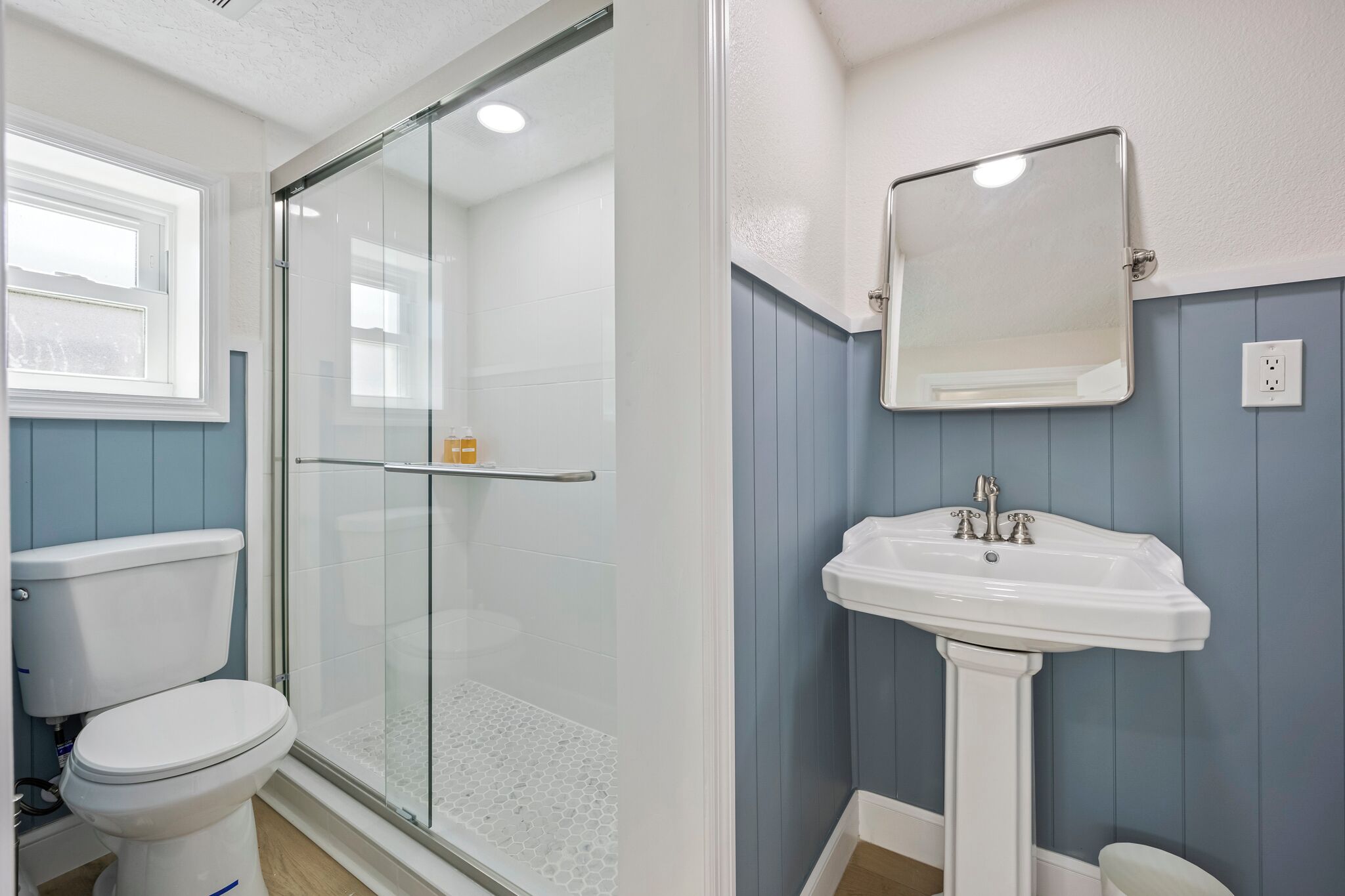 Ducha, artículos de tocador gratuitos, secador de pelo, toallas