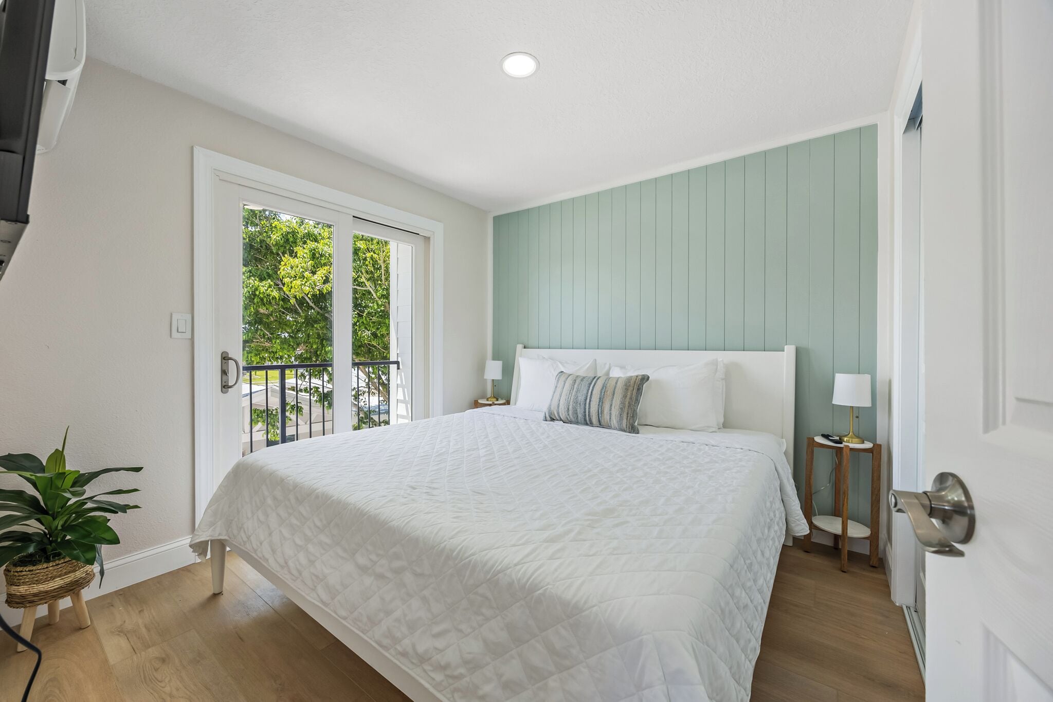 Espacio para trabajar con laptop, wifi gratis y ropa de cama 