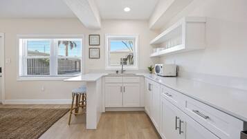 เอลีทอพาร์ทเมนท์ | ครัวส่วนตัว | ตู้เย็นขนาดใหญ่, ไมโครเวฟ, เครื่องชงกาแฟ/ชา, เครื่องครัว/จาน/ช้อนส้อม