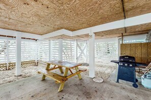 Outdoor dining - In Heart of Kitty Hawk! 3BR. Near golf & shops. (Kitty Hawk)