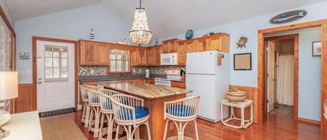 ثلاجة، ميكروويف، فرن، موقد طهي مسطح