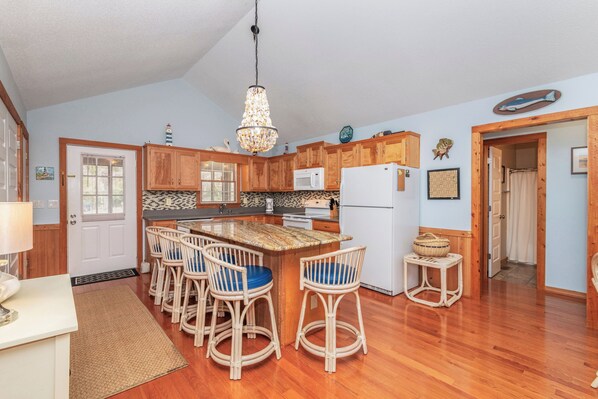 Kylskåp, mikrovågsugn, ugn och spishäll