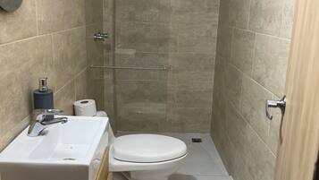 Basic Room | Bathroom