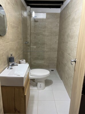 Basic Room | Bathroom