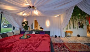 5 bedrooms, iron/ironing board, WiFi, bed sheets