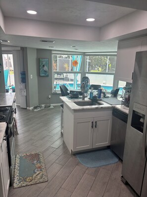 Fridge, microwave, oven, stovetop - Charming 2-bedroom pool home with AC, WiFi in Lehigh Acres (Lehigh Acres)