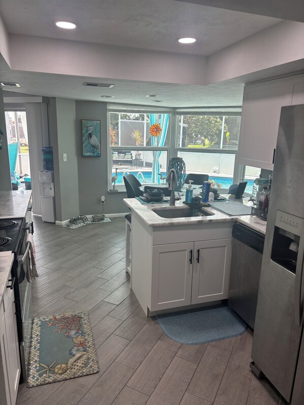 Een koelkast, een magnetron, een oven, een kookplaat