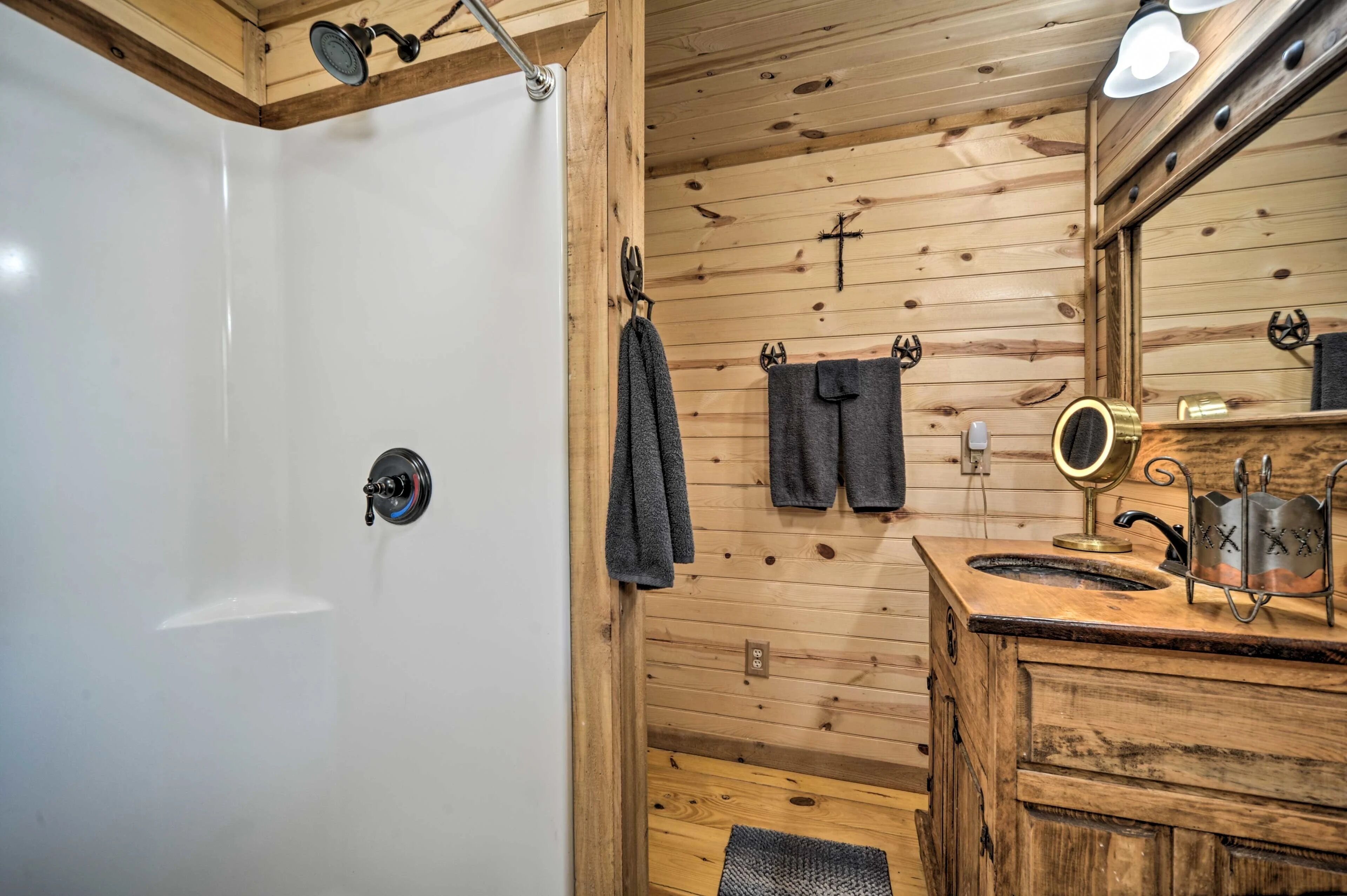 Douche, sèche-cheveux, bidet, serviettes fournies
