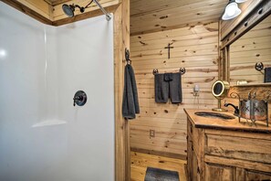 Shower, hair dryer, bidet, towels - 2 Rustic Cabins On 31 Acre Ranch By Frio River! Pet Friendly, Sleeps 10+ (Sabinal)
