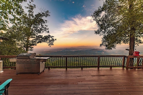 Panorama by Avantstay Unparalleled Views, Deck w/ Hottub, Game Room Pool Table